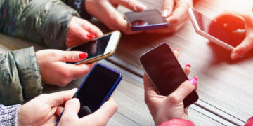 Jóvenes apagan sus smartphones por un mes: así viven el reto