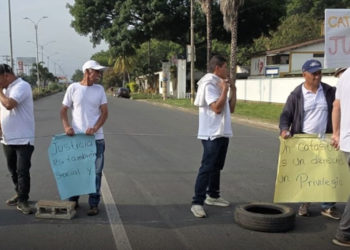 Manifestantes bloquean vía Cali-Yumbo desde la madrugada