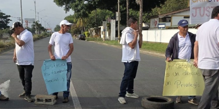 Manifestantes bloquean vía Cali-Yumbo desde la madrugada