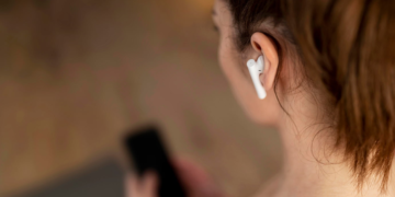 OMS alerta por aumento de pérdida auditiva ligada al uso de audífonos