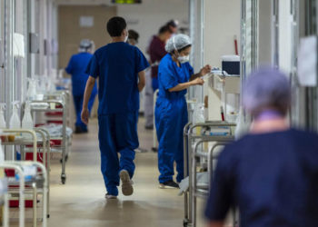 Renuncias masivas de médicos agravan crisis hospitalaria en el Valle