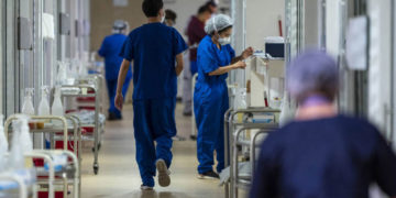 Renuncias masivas de médicos agravan crisis hospitalaria en el Valle