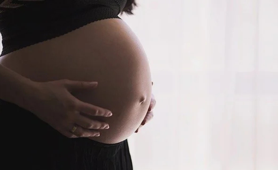 Mujer quedó embarazada de dos hombres y dio a luz mellizos en Colombia