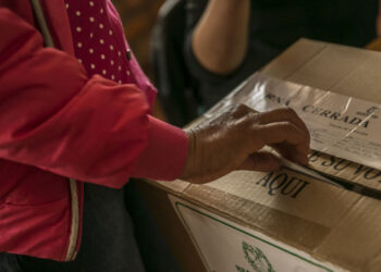 ¿Cansado, irritable y pegado al celular? Podría ser estrés electoral