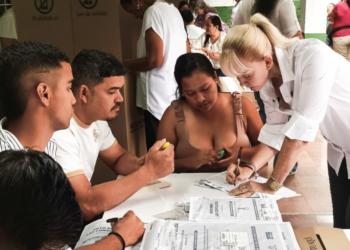 Gobernadora del Valle ejerció su derecho al voto y pidió una jornada en paz