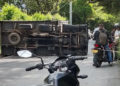 Furgón se volcó en carretera de Tuluá y terminó impactando una motocicleta