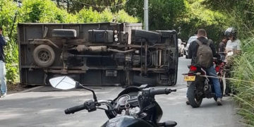 Furgón se volcó en carretera de Tuluá y terminó impactando una motocicleta
