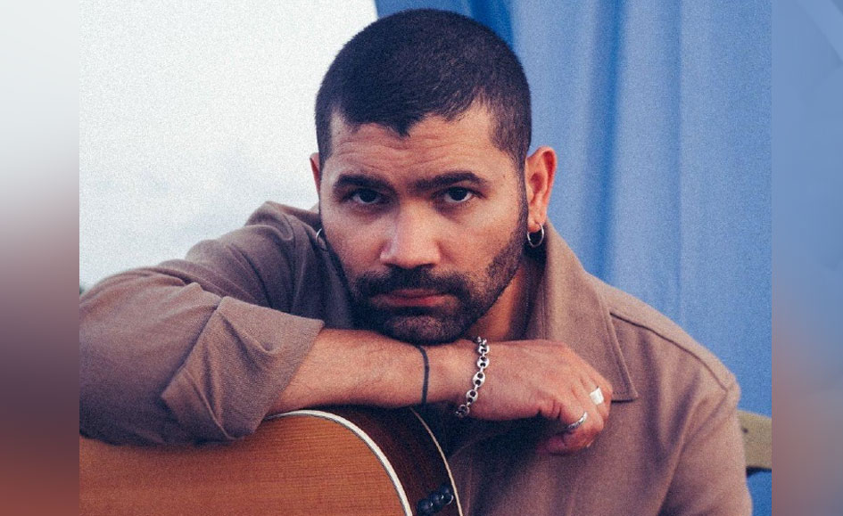 Juan Cosme lleva el español al universo de Bruno Mars con “Lo Arriesgo Todo”