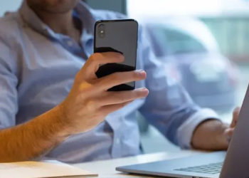Usar el celular en el trabajo podría terminar en despido, advierte la Corte