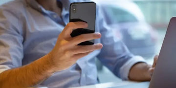 Usar el celular en el trabajo podría terminar en despido, advierte la Corte
