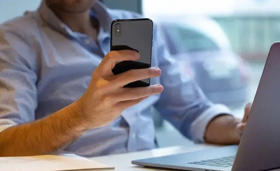 Usar el celular en el trabajo podría terminar en despido, advierte la Corte