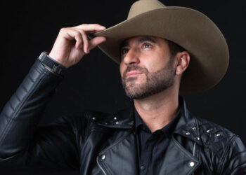 Ángel Toro le canta a la fiesta y la amistad con su nuevo sencillo «Me voy a Desjuiciar»