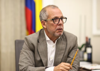 Procuraduría suspende al embajador Alfredo Saade por participación en política