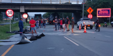Caída de láminas de un camión provoca congestión frente al SENA de Buga