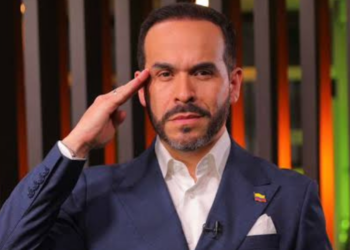 De la Espriella desafía fallo judicial y pide a sus seguidores mantener su símbolo de campaña