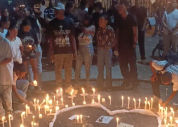 Entre velas y oraciones, La Paila despidió a los jóvenes que murieron en el trágico accidente