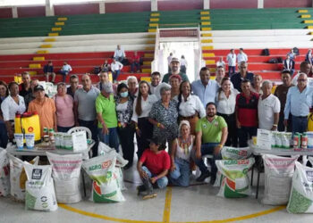 Entregan primeros kits de Valle Agro5 a agricultores de la zona rural de Buga