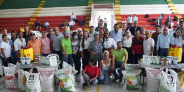 Entregan primeros kits de Valle Agro5 a agricultores de la zona rural de Buga
