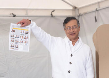 Petro anuncia que se pondrá “al frente” de la campaña de Iván Cepeda