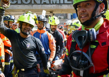 Contra todo pronóstico, rescatan con vida a un hombre traspasar 8 días bajo escombros en Venezuela