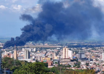 Tres incendios desatan una intensa emergencia en Cali