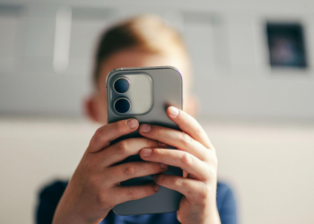 Francia aprueba la primera ley en Europa que prohíbe las redes sociales a menores de 15 años