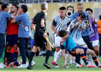 ¡Se calentó la final! Leandro Paredes protagonizó una pelea tras el título de España
