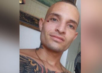 Hombre murió tras ser atacado cuando salió de su casa a revisar su moto