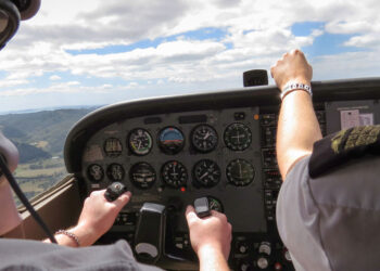 Instructor saltó de una avioneta en pleno vuelo; su alumna logró aterrizar sola