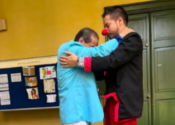 Se graduó vestido de payaso para honrar a su padre