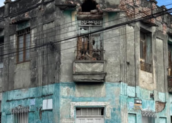 Balcón de antigua casa en Tuluá amenaza con desprenderse