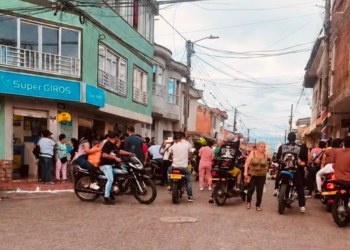 Hombre fue baleado y terminó cayendo desde un segundo piso