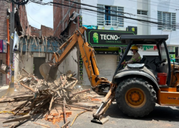 Demuelen casa afectada por el sismo en Tuluá
