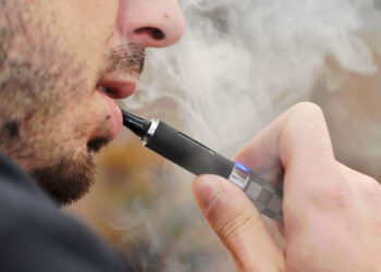 Invima lanza alerta y prohíbe vapeador ilegal en Colombia