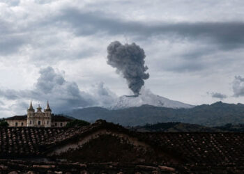 Volcán Puracé cubre de ceniza a comunidades del Cauca