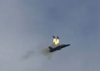 Avión de entrenamiento se estrella tras despegar de una base de la Real Fuerza Aérea en Reino Unido