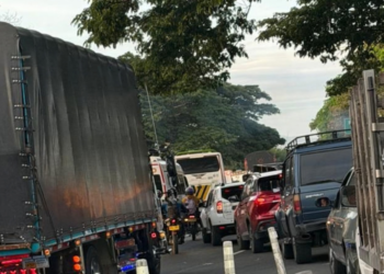 Dos camiones se volcaron en plena salida sur de Tuluá