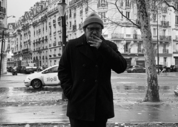 Carlos Méndez cuestiona el amor digital con “Poeta Moderno”
