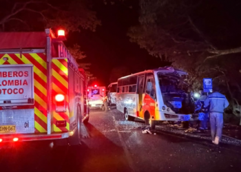 Dos microbuses chocaron de frente y dejaron varios heridos
