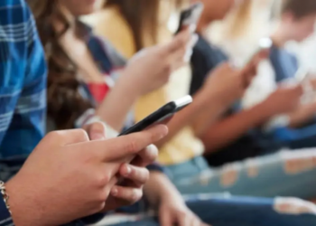 Bogotá restringe el uso de celulares en colegios públicos y privados