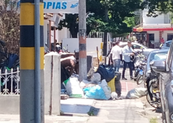 Escombros se toman el andén y obligan a peatones a caminar por la calle