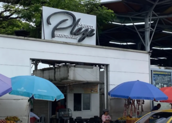 Comerciantes denuncian que Mercaplaza quedó sin energía por presunta deuda