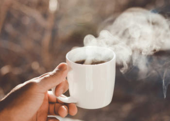 Tomar bebidas muy calientes podría elevar el riesgo de cáncer