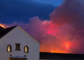 Villa de Leyva en alerta por incendio que continúa activo en la montaña