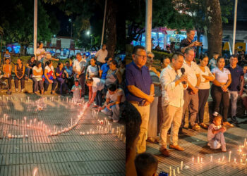 Entre velas y oraciones, Chaparral pidió que cesen los sismos y el fuego