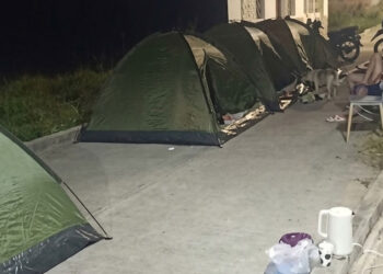 Familias de Chaparral, Tolima pasan la noche en las calles por los sismos