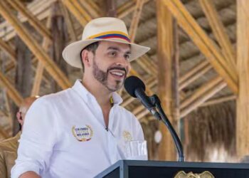 De La Espriella donó su primer salario presidencial a adultos mayores