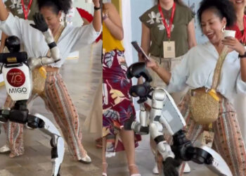 Migo, el robot que llegó a Cartagena y terminó bailando champeta