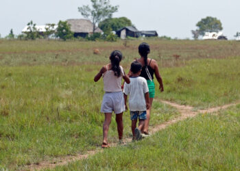 Niñas y campesinos