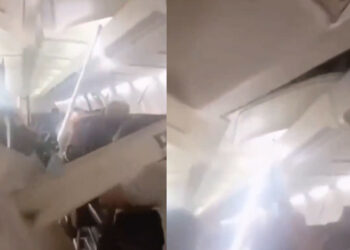 Parte del techo de un avión cayó en pleno vuelo por turbulencia